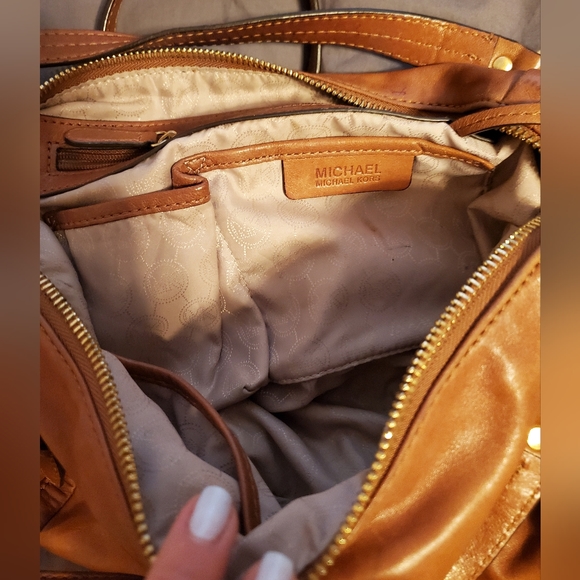 Michael Kors tan leather cross body bag - Picture 6 of 6